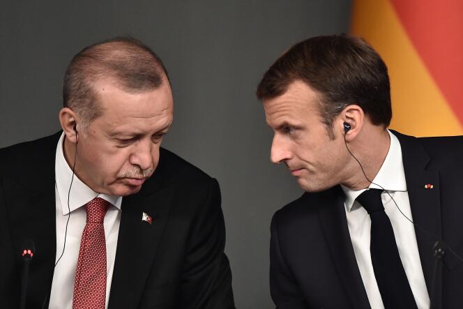 Le 27 octobre 2018, Recep Tayyip Erdogan et Emmanuel Macron assistent à une conférence dans le cadre d’un sommet pour  trouver une solution politique durable à la guerre civile en Syrie, à Istanbul.