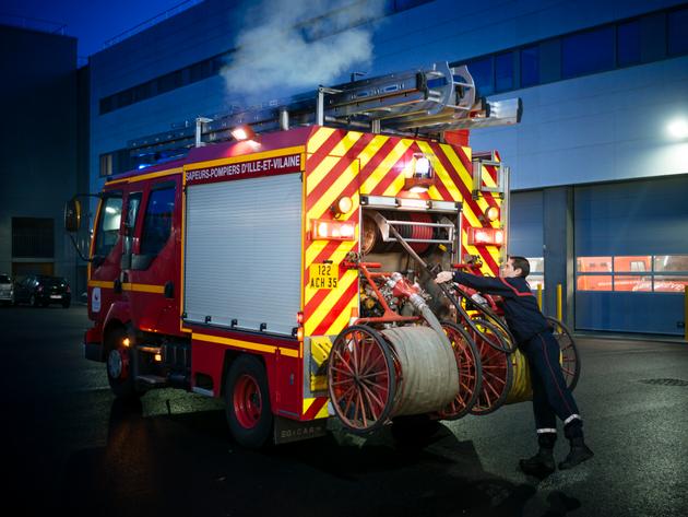 Un sapeur-pompier fait la vérification matinale du camion incendie à la caserne des sapeurs-pompiers du Blosne, dans le sud de Rennes, le 15 novembre.