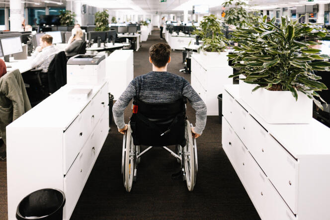 Salarié handicapé dans un bureau, à Berlin, le 24 novembre 2016.