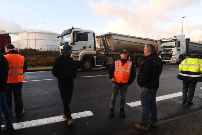 Des professionnels du BTP bloquent le dépôt pétrolier de Brest, vendredi 29 novembre.