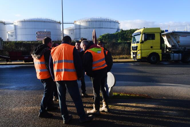 Des professionnels du BTP bloquent des dépôts pétroliers à Brest, le 29 novembre.