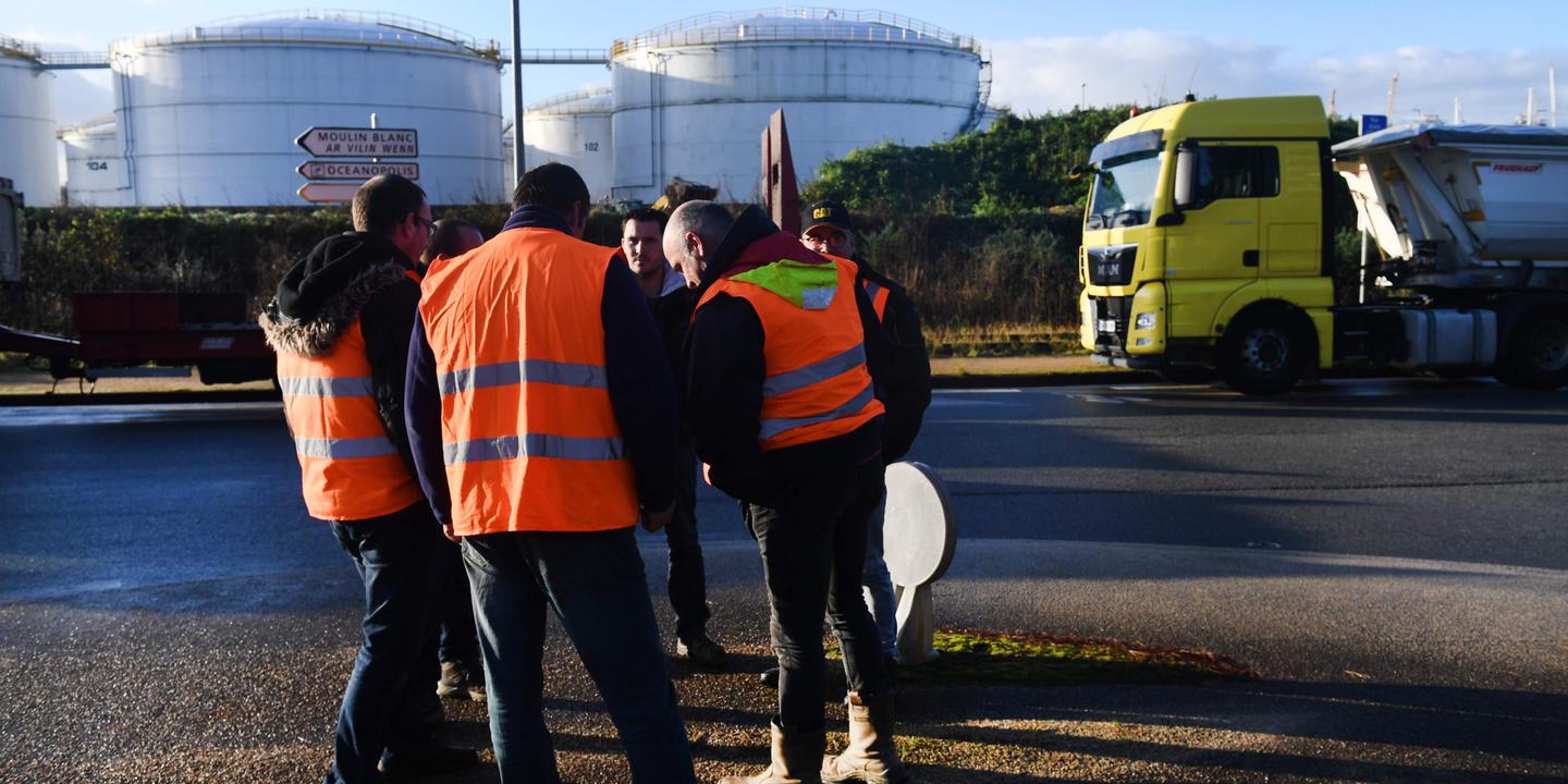 Depot Petrolier De Brest Le Blocage Va Durer