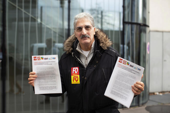 28 Novembre 2019- Pres de l'immeuble de France Television -dans le 15e arrondissement de Paris. - Distribution de tracts de l'intersyndicale en vue de la grève du 5 décembre.