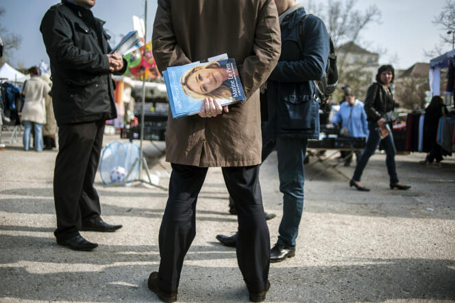 Des militants du Front national distribuent des tracts pendant la campagne électorale, à Auxerre, en avril 2012.
