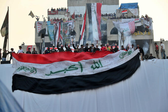 Rassemblement après l’annonce de la démission du premier ministre Adel Abdel Mahdi, sur la place Tahrir à Bagdad, le 29 novembre.