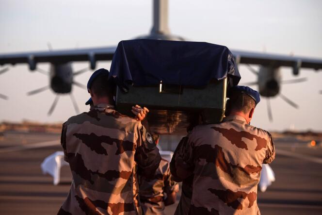 Le corps d’un soldat français tué dans l’opération « Barkhane » est rapatrié depuis Gao, au Mali, le 30 novembre 2019.