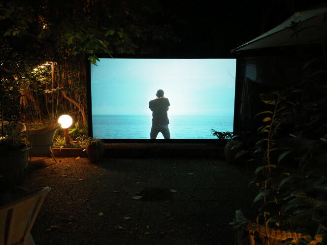 La vidéo « Sin Tiempo », de Giovanni Ozzola, présentée par la Galleria Continua dans le jardin de l’hôtel Windsor, à Nice.