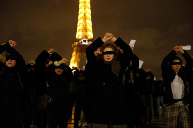 Des féministes françaises reprennent la performance chilienne devant la tour Eiffel, le 29 novembre.