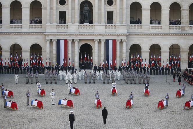 Emmanuel Macron devant les  treize cercueils des soldats français morts au Mali dans la cour de l’hôtel des Invalides à Paris, pour un hommage national, le 2 décembre.