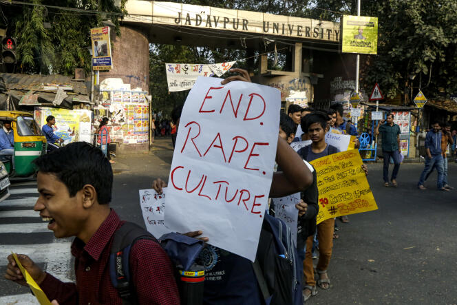 Des étudiants manifestent après le viol et le meurtre d’une jeune femme de 27 ans dans le sud de l’Inde. Ici à Kolkata, le 2 décembre.
