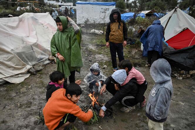 Des enfants autour d’un feu dans le camp de Moria, sur l’île de Lesbos, en Grèce, le 26 novembre 2019.