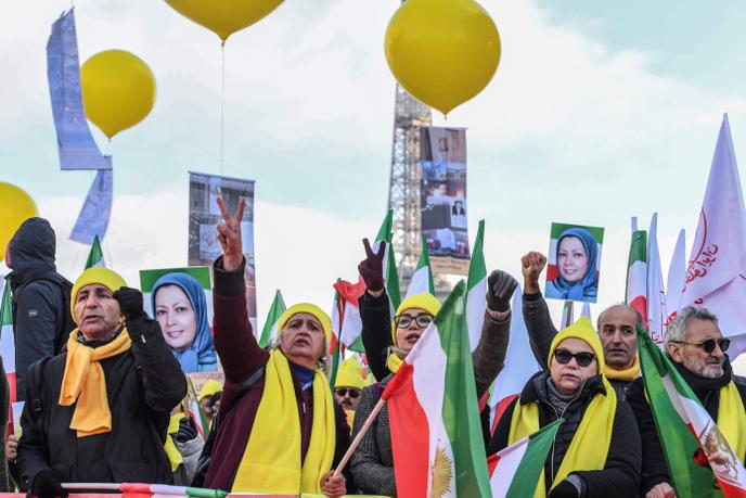 Des Iraniens se rassemblent pour protester contre la situation en Iran sur le parvis des Droits de l’homme à Paris, le 2 décembre 2019.
