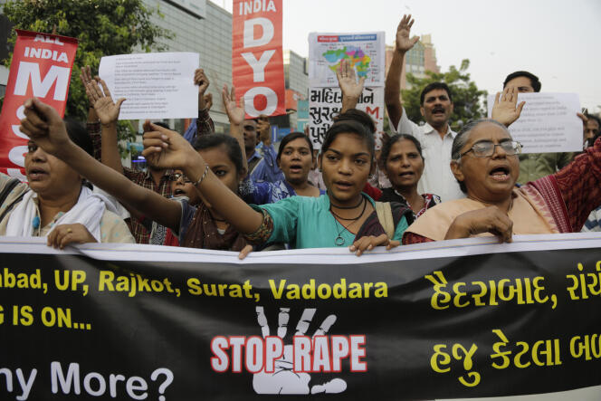Lors d’une manifestation après le viol et le meurtre d’une jeune femme de 27 ans dans le sud de l’Inde. Ici à Ahmadabad, le 2 décembre.