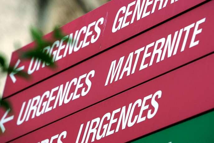 Panneau indiquant les services d'urgence, à l’hôpital de la Pitié-Salpetrière, à Paris.