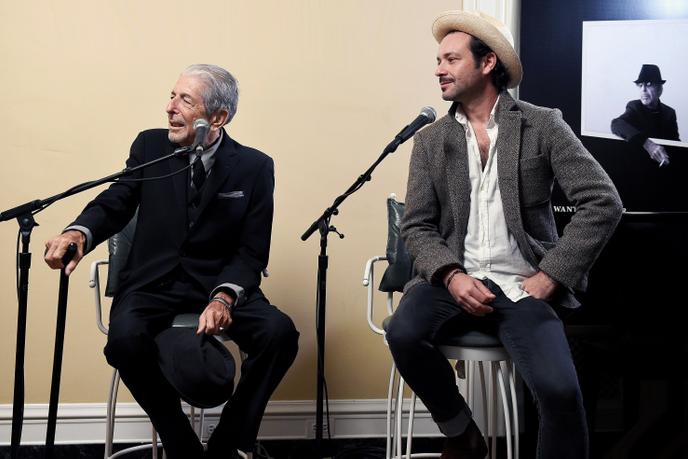 Leonard et Adam Cohen lors de la promotion de l'album « You Want It Darker » en 2016.