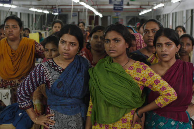 Shimu (Rikita Shimu, à droite) et des ouvrières du textile dans leur atelier, à Dacca .