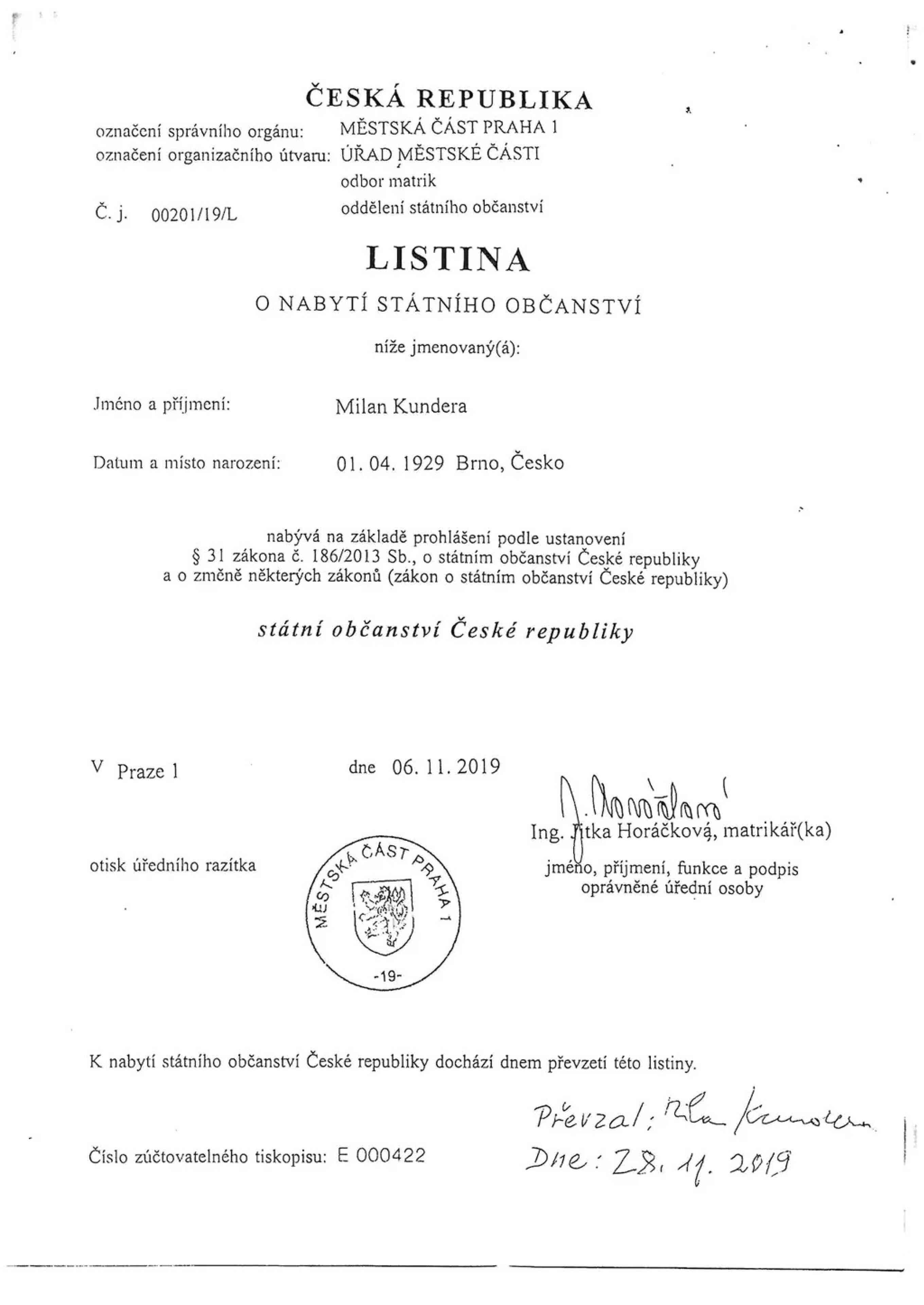 Certificat de nationalité tchèque de l’écrivain Milan Kundera.