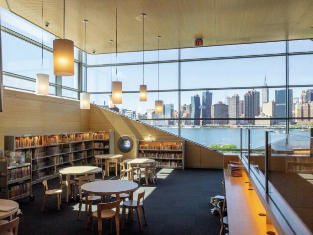 La Hunters Point Library dans le Queens. Les six étages sont baignés de lumière naturelle.