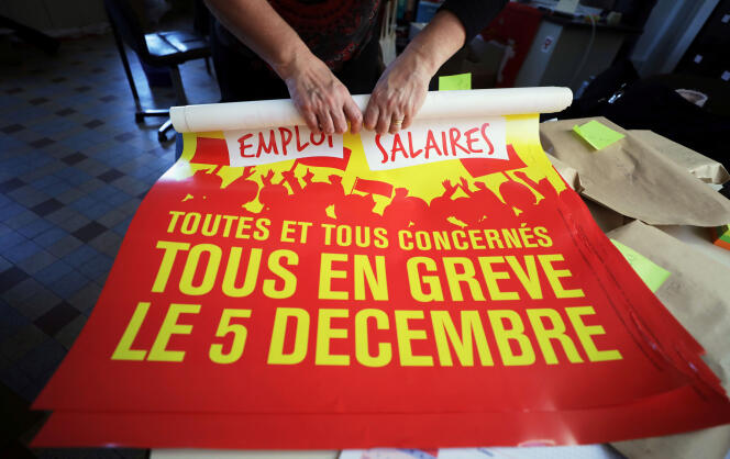 Un militant de la CGT prépare les affiches pour la grève du 5 décembre à la Bourse du Travail à Nice.