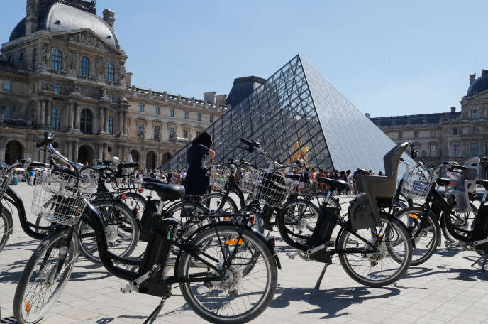 Des vélos devant la pyramide du Louvre, à Paris, le 9 juillet 2018.