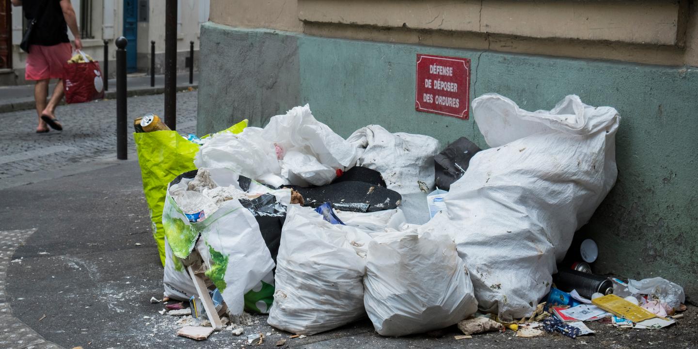A Paris, les équipes « urgence propreté » traquent les dépôts d’ordures ...