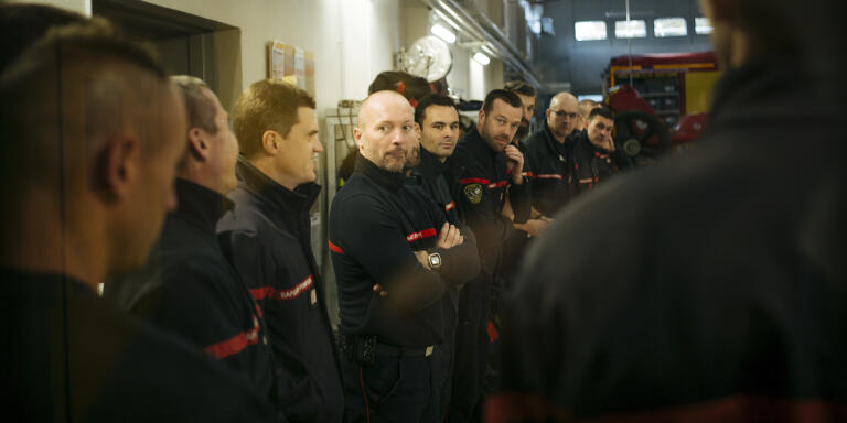 Sapeurs Pompiers participent à la réunion de l'après-midi à la caserne des sapeurs pompiers 'Le Blosne' dans le sud de la ville de Rennes.
Rennes, France - 14/11/2019

KAMIL ZIHNIOGLU POUR 