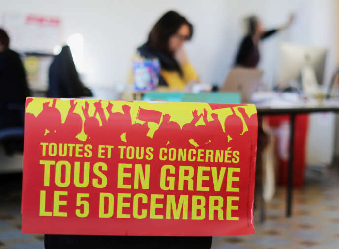 Une affiche « Tous en grève le 5 décembre » à la Bourse du travail lors des préparatifs de la grève nationale contre les projets de réforme des retraites du gouvernement, à Nice, le 3 décembre.