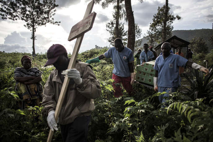 Des travailleurs médicaux transportent un cercueil contenant une victime du virus Ebola, à Butembo, en République démocratique du Congo, le 16 mai 2019.