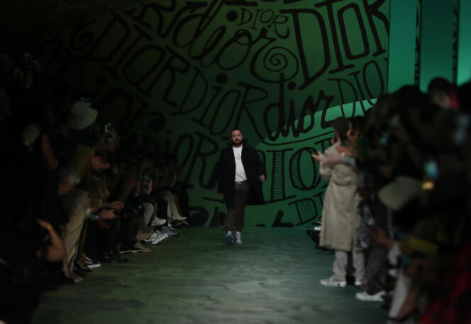 Kim Jones, directeur artistique de Dior Homme, à la fin du défilé automne 2020.