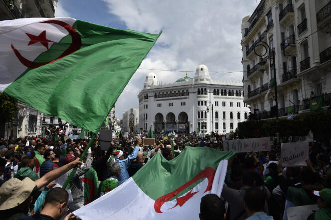 Manifestation antigouvernementale devant la Grande Poste, à Alger, le 12 avril 2019.