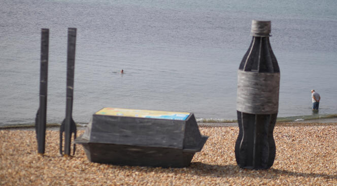 Des sculptures d’emballage et de couverts en  plastique sur une plage de Lyme Regis (Royaume-Uni), le 26 août.