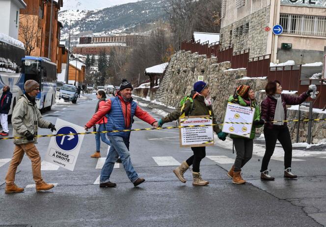Chaine humaine pour protester contre la politique migratoire du gouvernement, à Briançon (Hautes-Alpes), le 4 décembre.