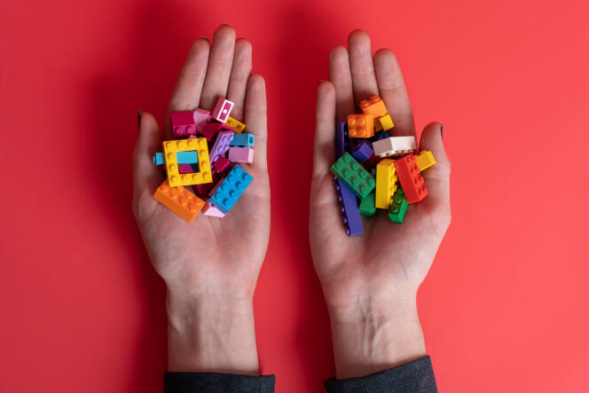 La différence entre les briques Lego (à gauche) et Play Platoon (à droite) est pratiquement imperceptible. Les pièces sont par ailleurs compatibles les unes avec les autres.