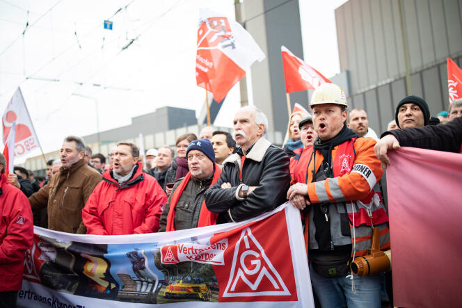 Des ouvriers de la division acier du conglomérat allemand ThyssenKrupp manifeste à Duisburg, mardi 3 décembre.