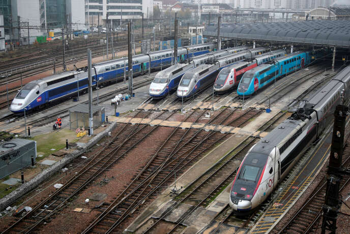 Les Ouigo, TGV « low-cost » de la SNCF (le train bleu turquoise, ici à Paris le 5 décembre), circulent davantage car ils embarquent environ 250 passagers de plus par rame.