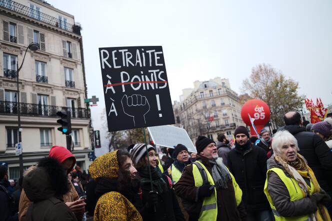 Manifestation à Paris contre la reforme des retraites, le 5 décembre. Croisement boulevard Magenta et boulevard Strasbourg