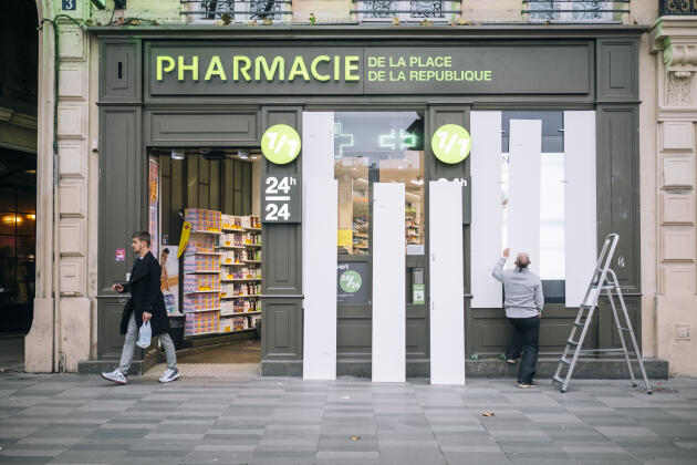 Sécurisation d'une pharmacie qui sera sur le parcours de la manifestation, Place de la République.