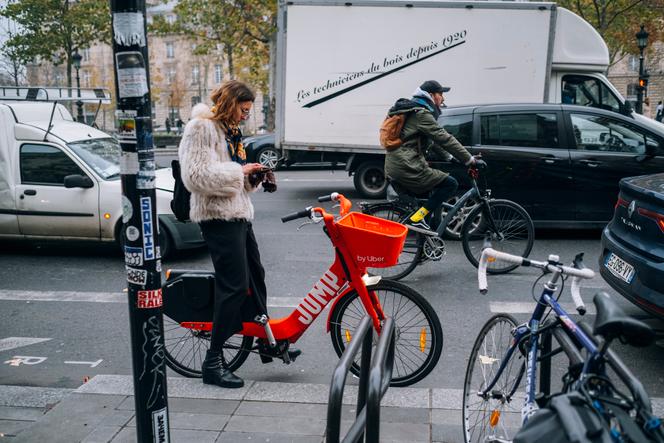 Greve a Paris la ruee sur les pistes cyclables et les limites des velos et trottinettes en libre service
