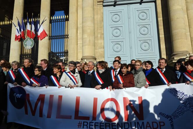 Des députés annoncent le passage du cap d’un million de soutiens pour le projet de référendum contre la privatisation d’ADP, à Paris, le 4 décembre.