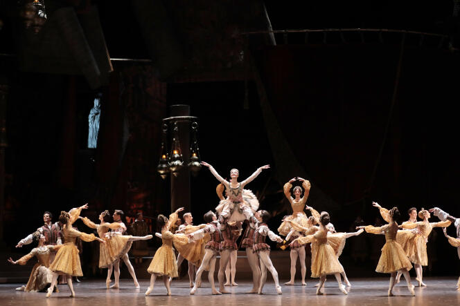 Au centre, la danseuse étoile Dorothée Gilbert dans « Raymonda », de Rudolf Noureev.
