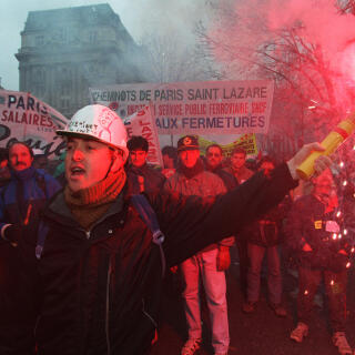 Des fumigènes sont brandis par des militants, lors de la manifestation interprofessionnelle qui s'est déroulée de 05 décembre 1995 à Paris, contre le plan Juppé et pour la défense du service public. Plusieurs dizaines de milliers de personnes ont défilé de la place de la République vers la gare Saint-Lazare.
(FILM)   AFP PHOTO/PASCAL GUYOT (Photo by PASCAL GUYOT / AFP)