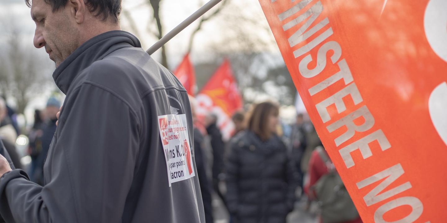 Un Fonctionnaire Qui Fait Greve Le Vendredi Et Le Lundi Peut