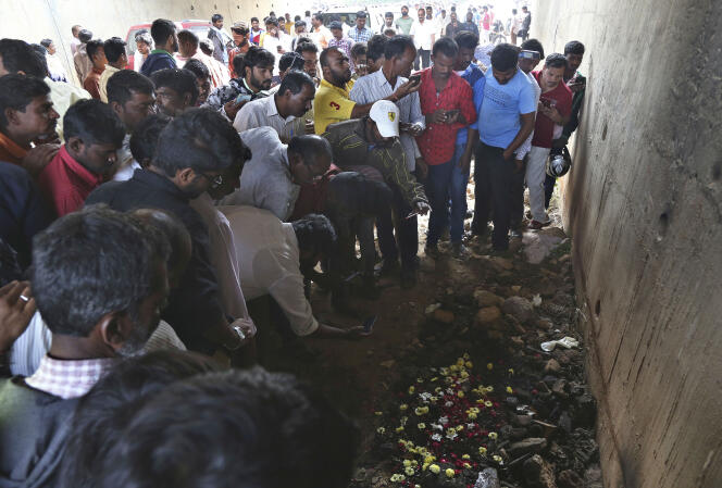 A Shadnagar, en Inde, des habitants se recueillent à l’endroit où le corps d’une jeune vétérinaire, violée et tuée, a été retrouvé carbonisé.