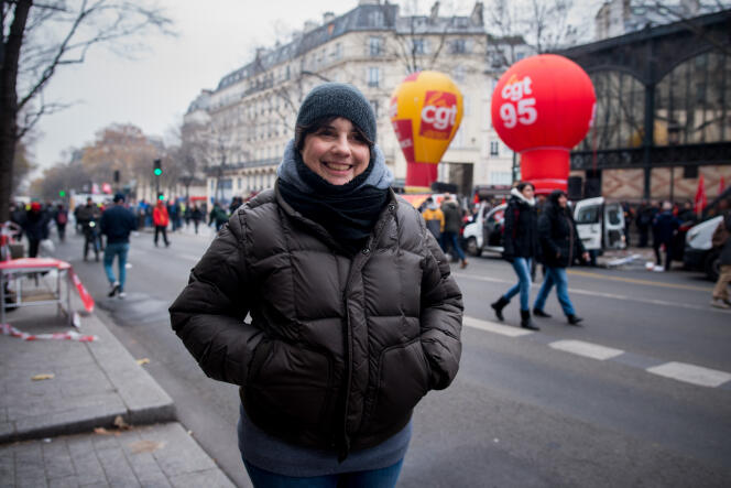 Isabelle, conductrice sur la ligne 9 du métro, manifeste contre le projet de réforme des retraites, à Paris, le 5 décembre.
