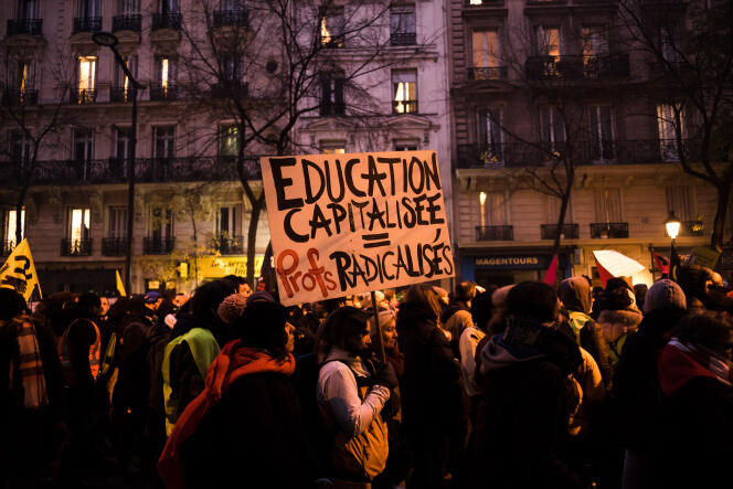 Des enseignants manifestent contre la réforme des retraites à Paris, le 5 décembre.