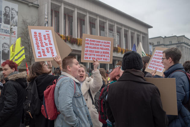 Des étudiants lors de la manifestation devant la mairie de Brest.