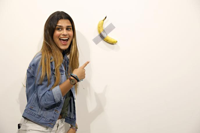 Une visiteuse devant la banane de Maurizio Cattelan, le 6 décembre à Miami.