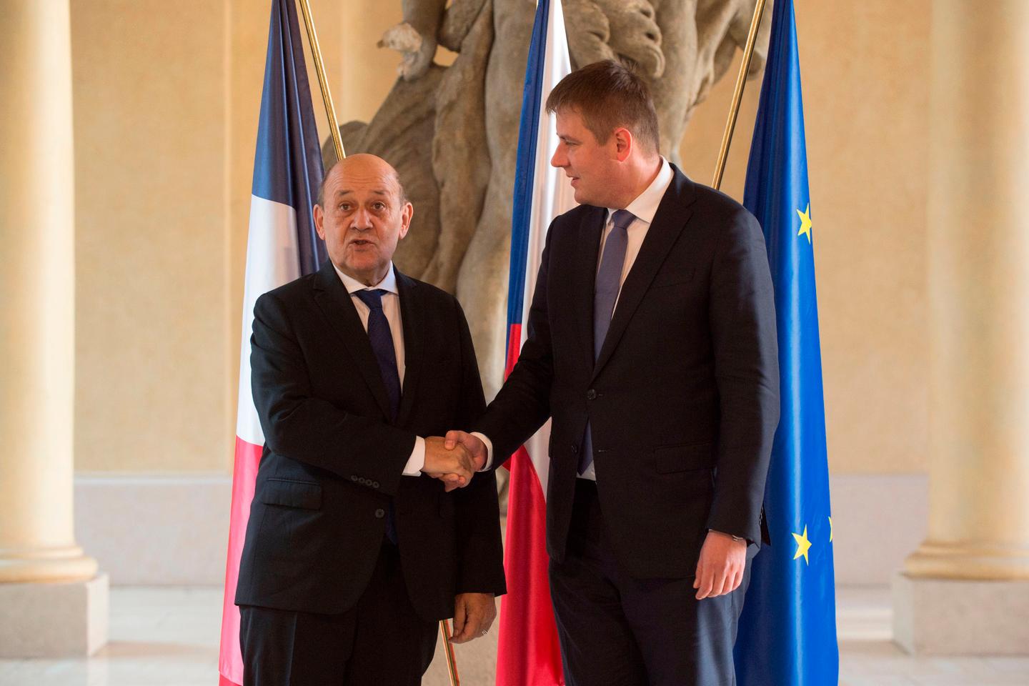 « Cajoler l’Europe centrale c’est la tâche à laquelle semble s’atteler, tardivement, Paris