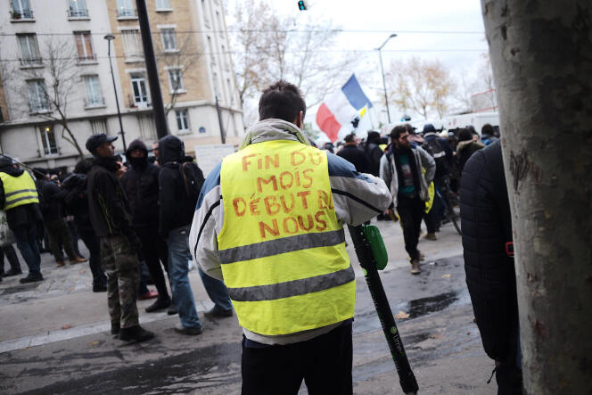 Pendant la manifestation des « gilets jaunes », avenue du Maine à Paris, le 7 décembre.