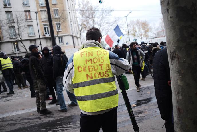 Pendant la manifestation des « gilets jaunes », avenue du Maine à Paris, le 7 décembre